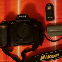 corpo macchina reflex Nikon D80 con alcuni accesso