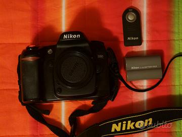 corpo macchina reflex Nikon D80 con alcuni accesso