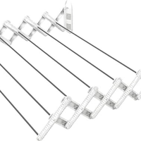 Stendibiancheria bianco a fisarmonica.