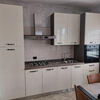 Cucina completa - Divano - Tavolo