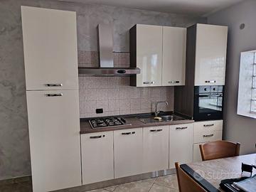 Cucina completa - Divano - Tavolo