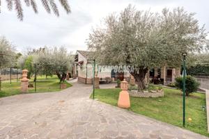 VILLA A TREVIGNANO ROMANO VICINA A TUTTI I SERVIZI