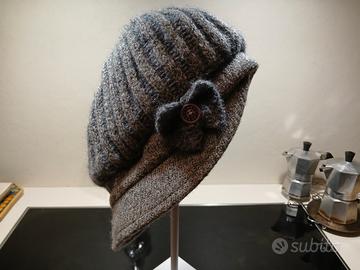 Berretto invernale donna in lana mohair mai usato.