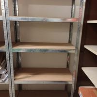 scaffale in metallo e legno