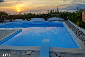 Villa con piscina per mesi estivi