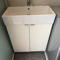 Lavabo in ceramica e mobile in legno