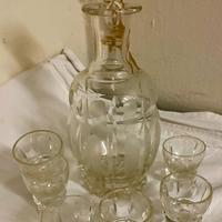 Bottiglia e 6 bicchieri in cristallo da liquore