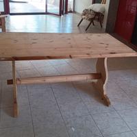 Tavolo in legno massiccio