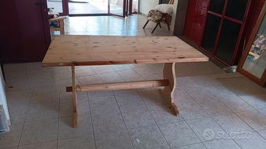 Tavolo in legno massiccio