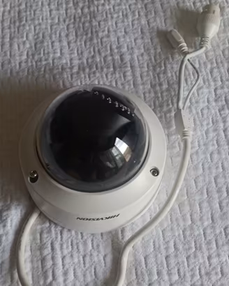 telecamera Hikvision DS-2CD2120F-IW