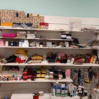 articoli di merceria e relativi mobili