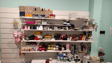 articoli di merceria e relativi mobili