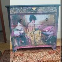 cassettiera di design dipinta a mano su mob. antic