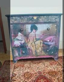 cassettiera di design dipinta a mano su mob. antic