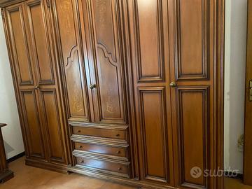 Armadio enorme in legno