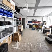 Bolzano, Via Galvani: magazzino con ufficio