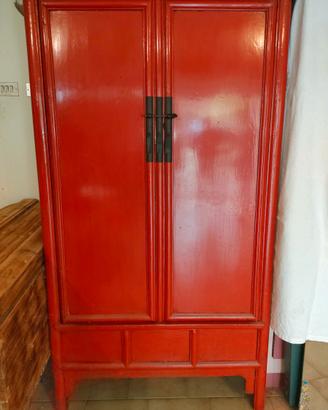 Armadio cinese in legno laccato rosso