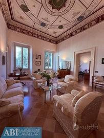 Appartamento di 419 m² con più di 5 locali e box a