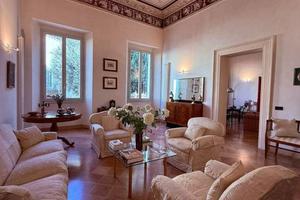 Appartamento di 419 m² con più di 5 locali e box a