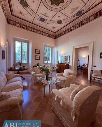 Appartamento di 419 m² con più di 5 locali e box a