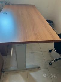 Scrivania ufficio con struttura in alluminio