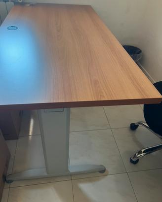 Scrivania ufficio con struttura in alluminio