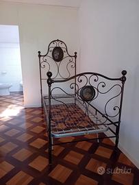 LETTO antico in ferro battuto.