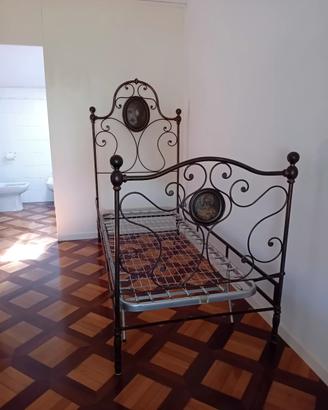 LETTO antico in ferro battuto.