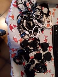 lotto di caricabatt telefonino e cavetti