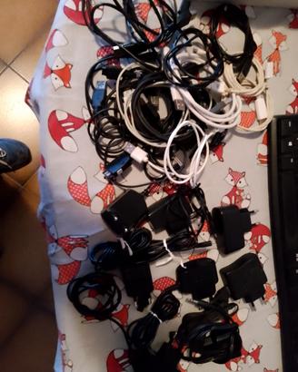 lotto di caricabatt telefonino e cavetti