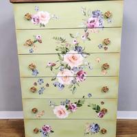 Cassettiera elegante dipinta a mano