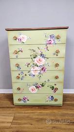 Cassettiera elegante dipinta a mano