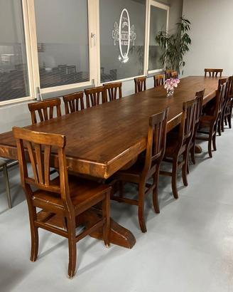 Lungo tavolo in legno massiccio 590x100 con sedie