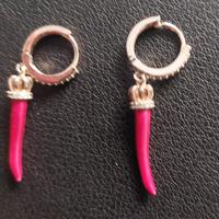 Orecchini a cerchio con ciondolo corno rosso 