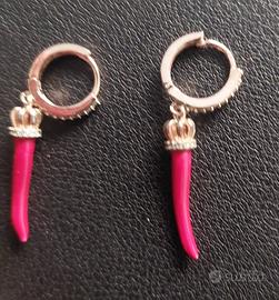 Orecchini a cerchio con ciondolo corno rosso 