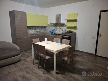 Cucina con elettrodomestici indesit