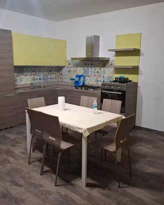 Cucina con elettrodomestici indesit
