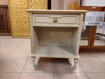 COMODINO CON CASSETTO