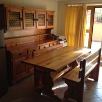 Tavolo, panche e credenza