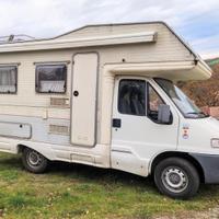 Camper mansardato compatto pronto a partire