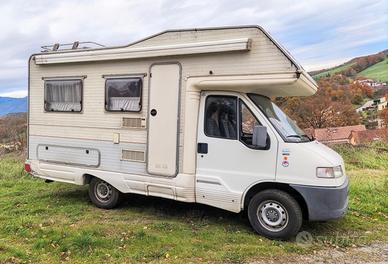 Camper mansardato compatto pronto a partire