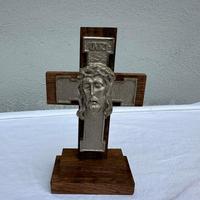 Crocifisso da tavolo in legno peltro anni 80