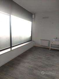 Negozio vetrinato con comodo parcheggio