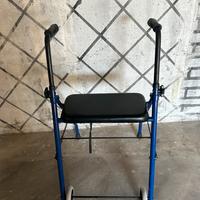 Deambulatore pieghevole con seduta