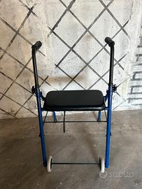 Deambulatore pieghevole con seduta