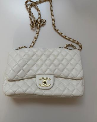 Borsa a spalla bianca trapuntata con catena dorata
