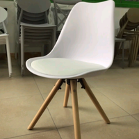 Sedie stile nordico con gambe in legno eleganti