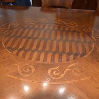 Tavolo in legno massello intarsiato