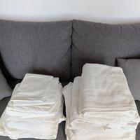 Teli doccia e completo letto bianchi