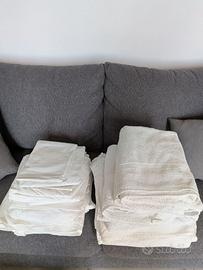 Teli doccia e completo letto bianchi